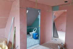 Podkrovie kúpeľňa - montáž zásuvných dverí + sadrokartón